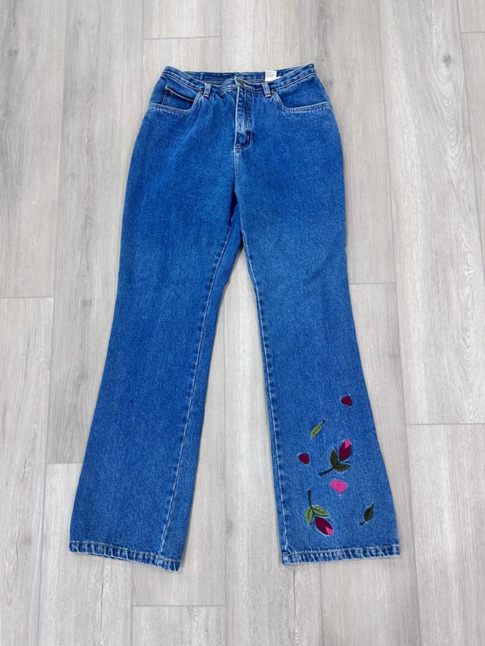 A.M.I. Floral embroidered high waisted straight leg Jeans  size 6 vintage